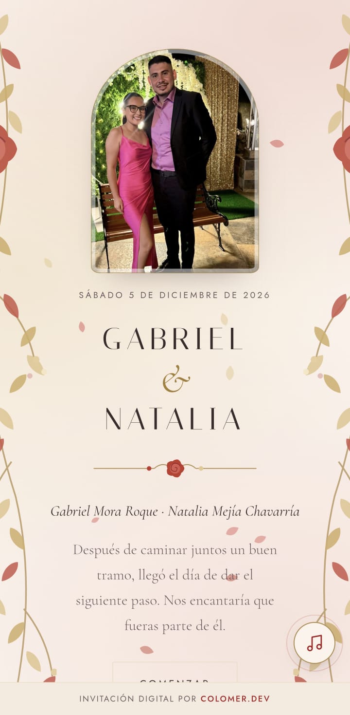 Portada de la invitación de boda de Gabriel y Natalia, sobre papel crema con flores, con la fotografía de la pareja.