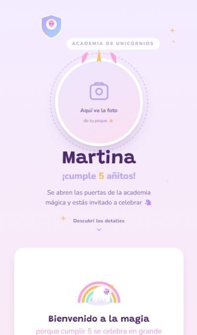 Portada de la invitación de cumpleaños con temática de academia de unicornios, en lila y dorado, con el espacio donde va la foto de la cumpleañera.